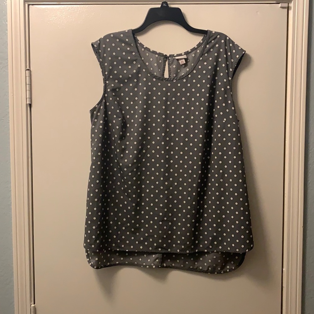 Sleeveless blouse with polka dots